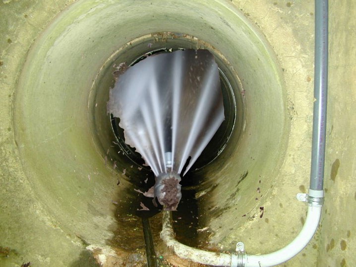 Intervento di disostruzione di un tubo, dalla sonda fuoriesce liquido ad alta pressione